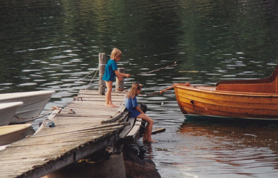 Angeln am Bootssteg auf der finnischen Insel Aland
